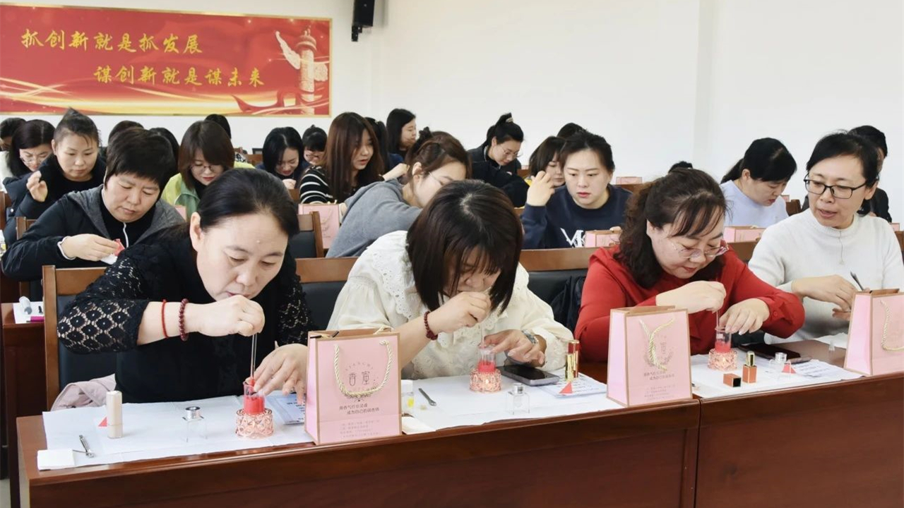 公用集团工会组织开展女职工DIY沙龙活动