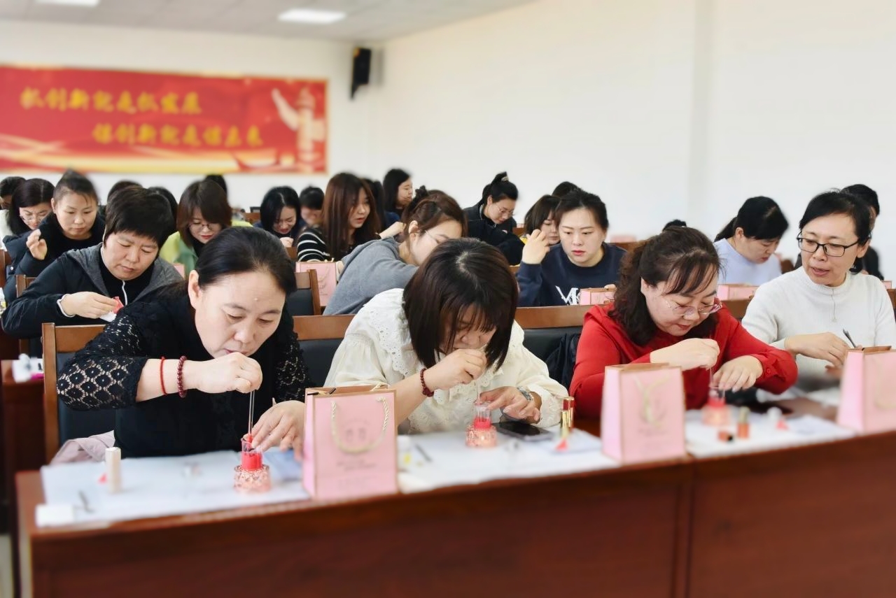 公用集团工会组织开展女职工DIY沙龙活动
